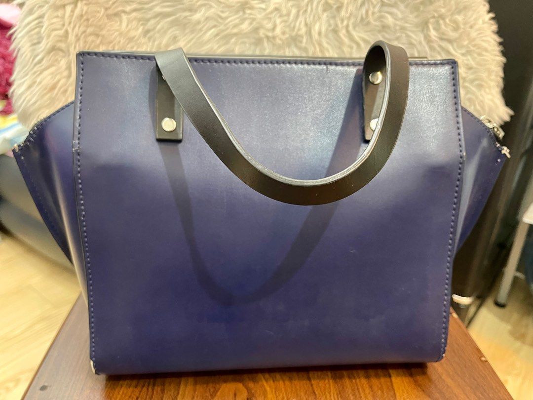 Guess Dark Blue and White Handbag (Category: Shoulder Bags) located in Mandaluyong City. Submitted by kats830 (Listing ID 1343011402, Image 2). Description: Guess Dark Blue and White Handbag In good condition. With unused shoulder strap..