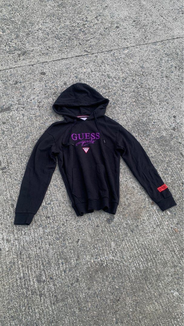 GUESS HOODIE (Category: Coats, Jackets and Outerwear) located in Barobo. Submitted by 3ftyyy1 (Listing ID 1342957082, Image 2). Description: 📌 GUESS HOODIE SIZE SMALL ON TAG DIMES 27.5*20 COLOR RATE 9.9/10 AS NEW CONDITION NO ISSUE 📥.
