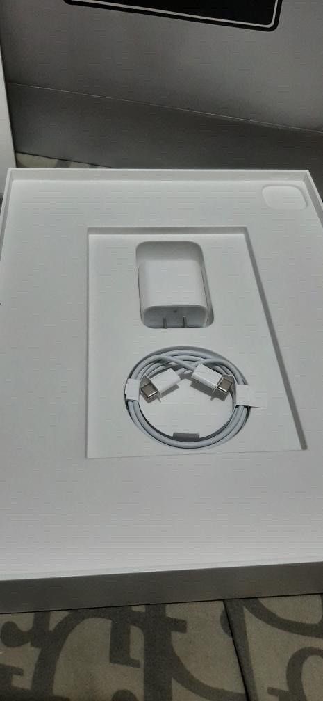 Ipad Pro M1 12.9” 128GB Silver. (Category: iPad) located in Makati City. Submitted by chiero_sells (Listing ID 1343007705, Image 2). Description: good as new, selling it as i cant use it anymore since i am always busy. using this just for watching only. includes case too..