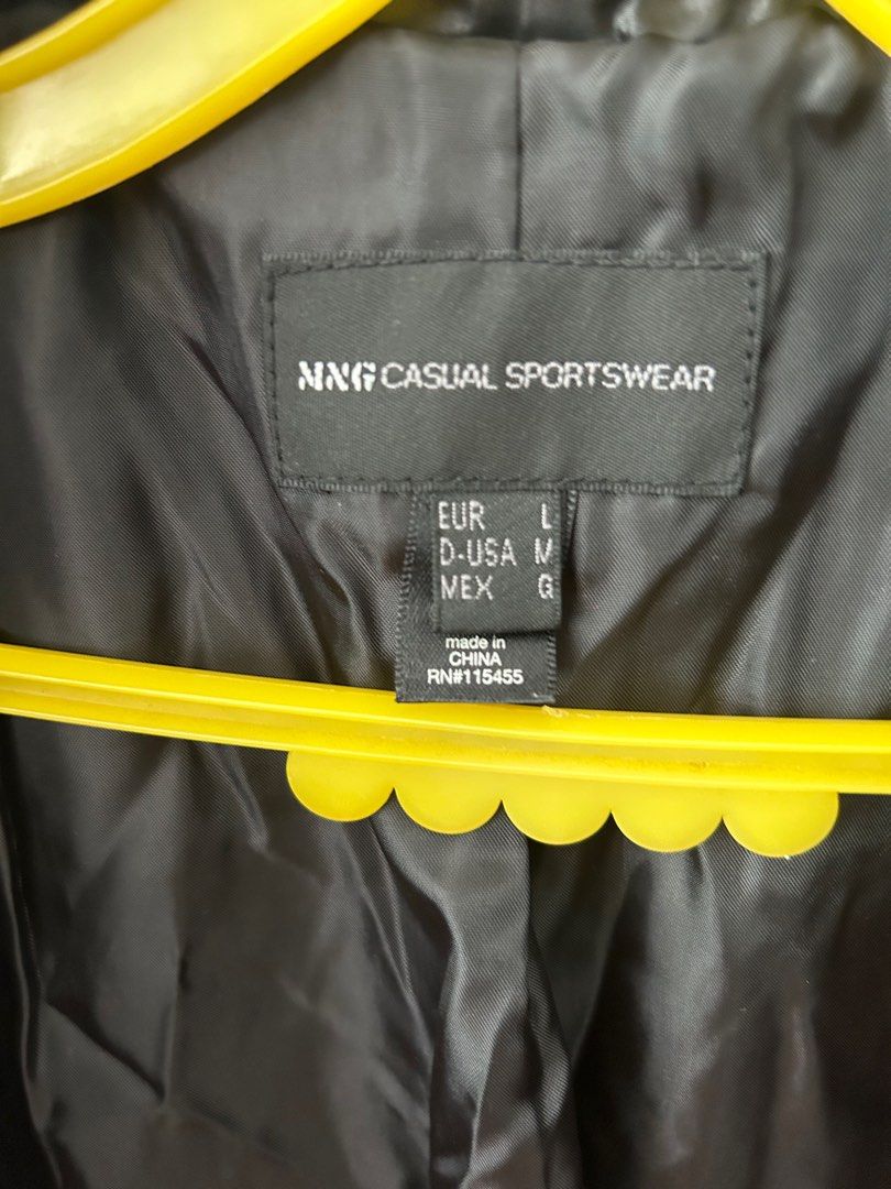 Jacket (Category: Coats, Jackets and Outerwear) located in Singapore. Submitted by petite_mama (Listing ID 1342869929, Image 4). Description: Good for those who don’t want to store winter items. Recycle something that is cheap and functional. All the zips are smooth to operate, 2 side pockets with button clasp and 2 front patched pockets with zips. .