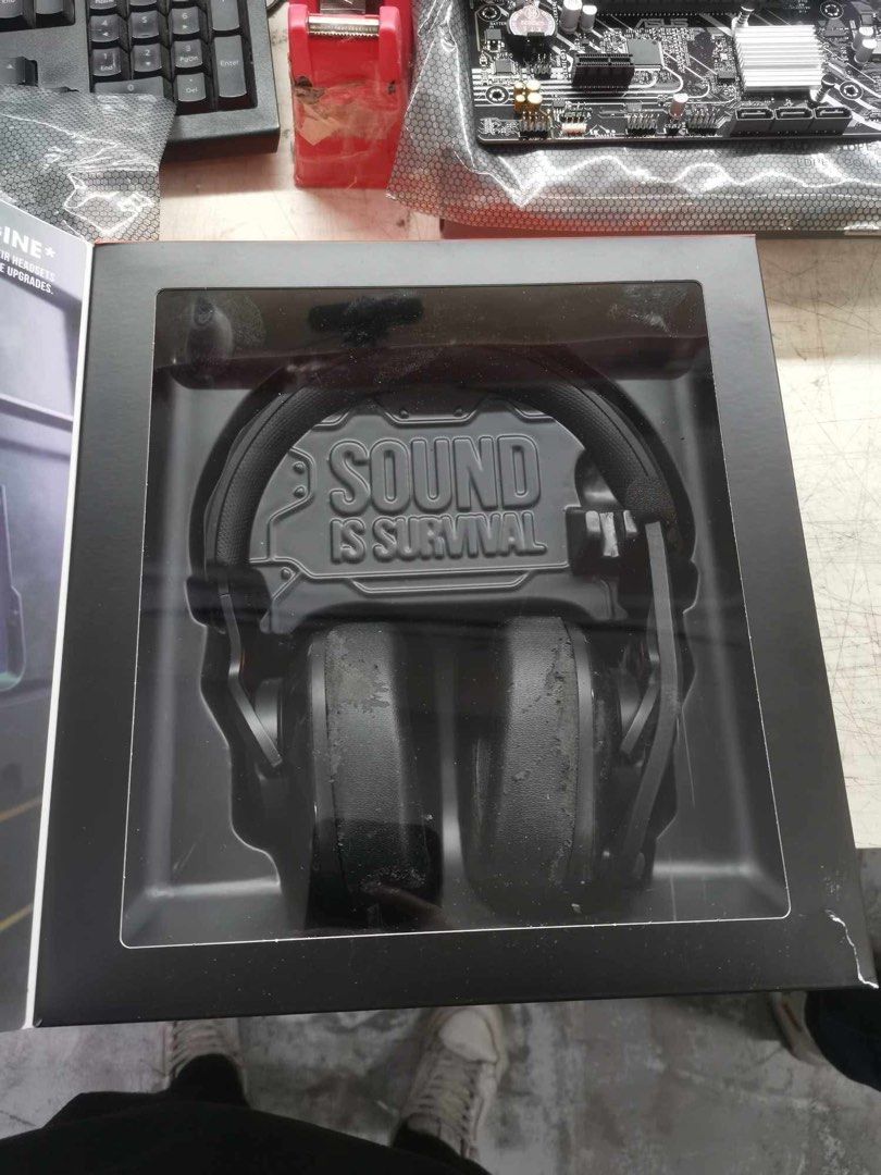 JBL 400 (Category: Headphones & Headsets) located in Rizal. Submitted by nero111 (Listing ID 1342966713, Image 2). Description: FS: Jbl 400 Almost new Complete with accessories Issue: bakbak yung cushion Negotiable :).
