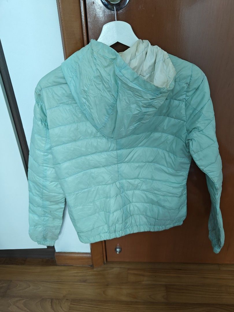 Lightweight down jacket (Category: Coats, Jackets and Outerwear) located in Singapore. Submitted by happinesscreators (Listing ID 1342933920, Image 3). Description: has some discoloration, probably should be ok after washing. Very comfortable to wear. selling cheap..