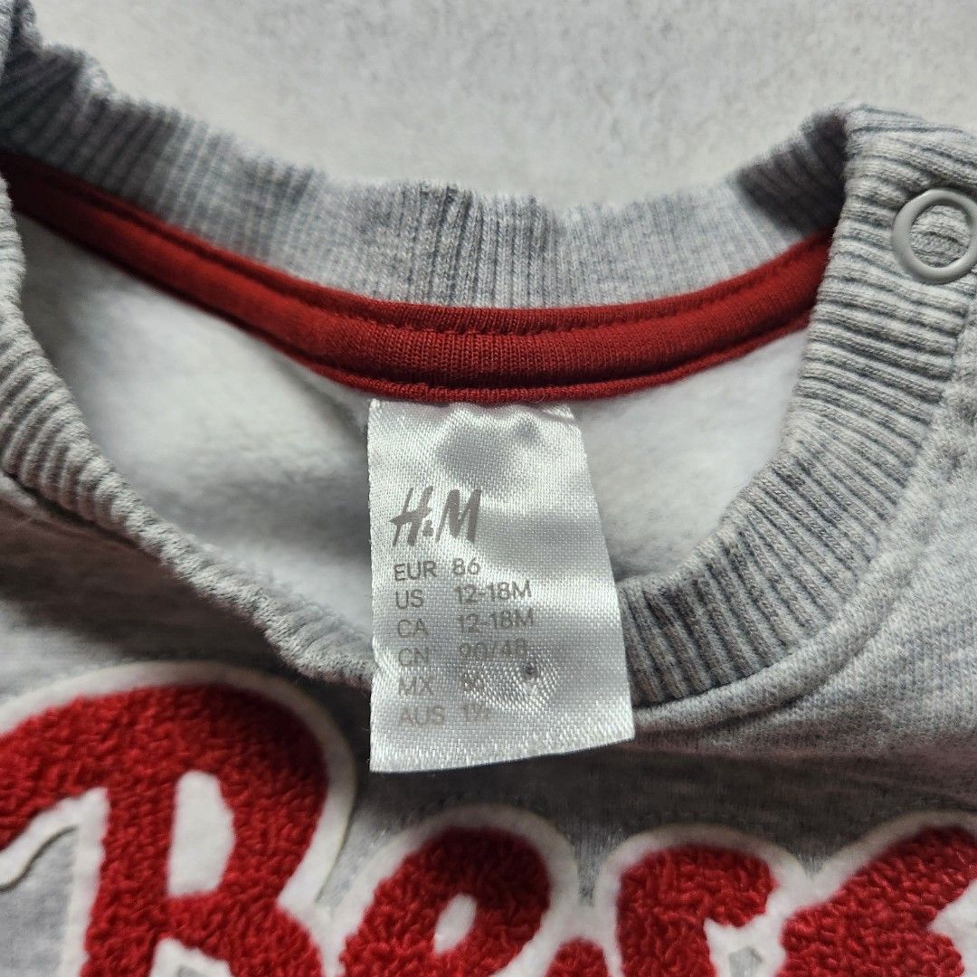 Original H&M Sweater for Kids (Category: Babies & Kids Fashion) located in Rizal. Submitted by acs_747 (Listing ID 1342969088, Image 2). Description: Original H&M sweater for boys aged 1 to 3 years old. Suitable for cold weather with fleece lining on the inside. Rarely used..