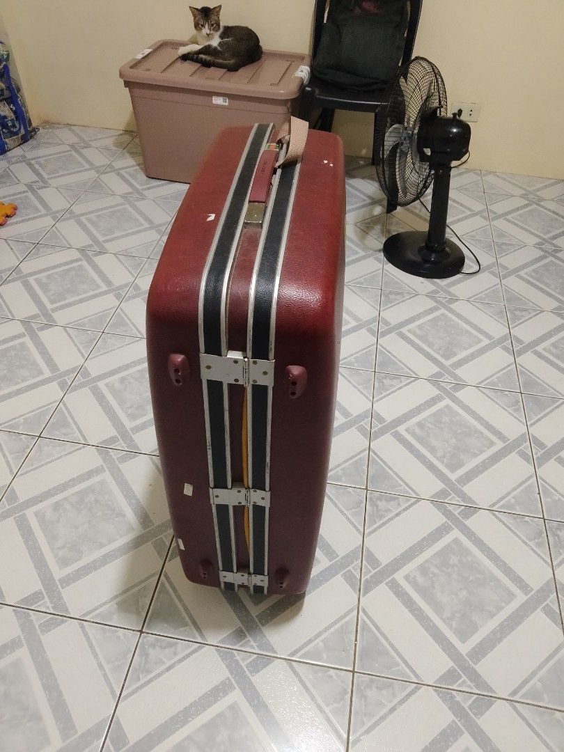 Samsonite maleta (Category: Luggage) located in Quezon City. Submitted by kimchiman28 (Listing ID 1342864893, Image 2). Description: for sell only my Samsonite maleta Di KO na nagagamit goods payan gumagana pa code locks niya. Pasay area Lang ako price is negotiable malibay Pasay Lang ako super tibay po niya.