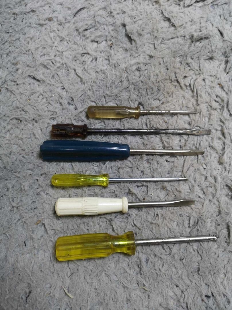 Screwdriver Tools Set (Category: Construction Tools & Equipment) located in Santa Cruz. Submitted by jmy_surplus.2 (Listing ID 1342990834, Image 1). Description: Size ; L - 16 W - 8 Color ; Blue , Yellow Type ; Tools Brand ; No brand Material ; Plastic , Metal Style ; Screwdriver Tools Set LG 94 JMY 4.