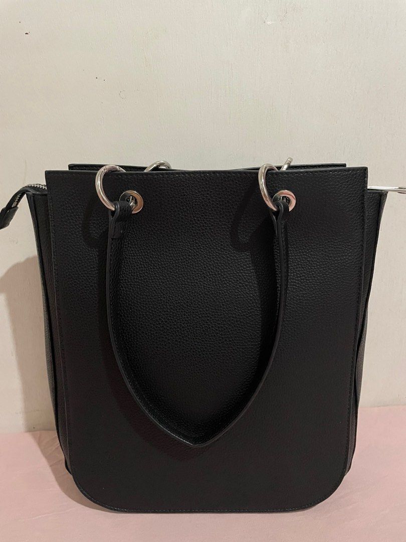 TH Emblem NS Work Tote (Category: Luxury Bags & Wallets) located in Imus. Submitted by daaayan123 (Listing ID 1342897495, Image 2). Description: Brand New TH Emblem NS Work Tote Dimension: 32cm x 33cm Depth width: 6.5cm Weight approx: 1140g Color: Black Material: 100% Polyurethane With one zipper pocket and two open pocket With hangtag Bought in Europe for 10k Selling it for 4,500 na lang. 📍Imus, Cavite.