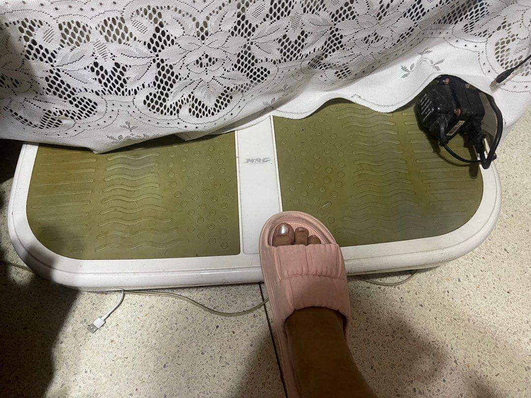 Vibrating machine (Category: Health Monitors & Weighing Scales) located in Quezon City. Submitted by purpleparrot (Listing ID 1342876047, Image 1). Description: Defective.