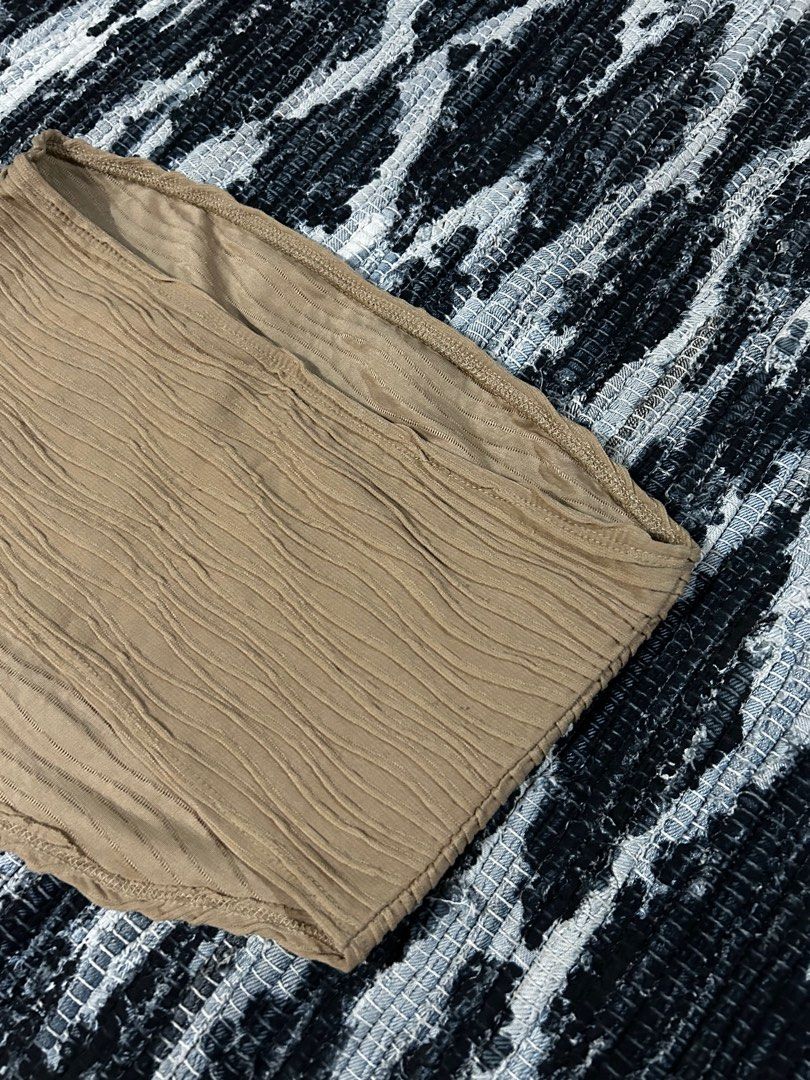 Y2K Textured Tube Top (Category: Others Tops) located in Balanga. Submitted by shenanigansph (Listing ID 1343019425, Image 3). Description: size: small to medium condition: 9.5/10 flaws: n/a RFS: decluttering.