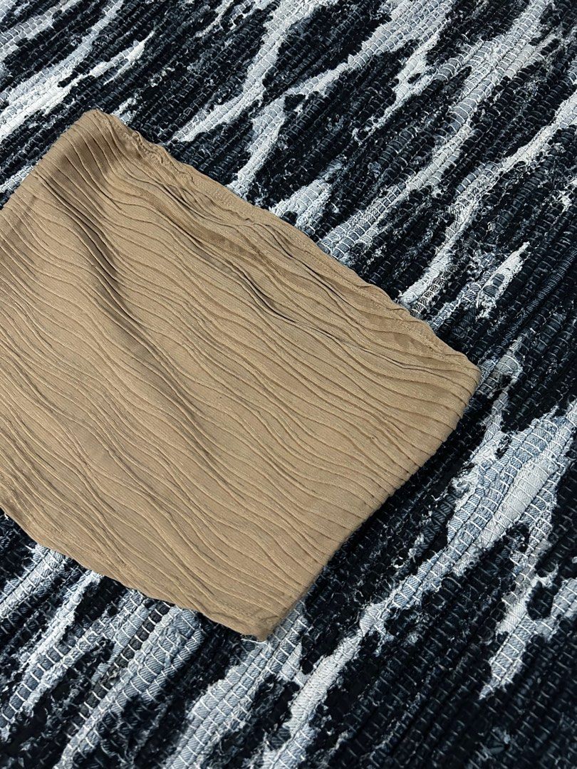 Y2K Textured Tube Top (Category: Others Tops) located in Balanga. Submitted by shenanigansph (Listing ID 1343019425, Image 2). Description: size: small to medium condition: 9.5/10 flaws: n/a RFS: decluttering.