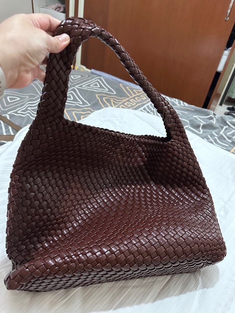Banig bag (Category: Shoulder Bags) located in Manila. Submitted by decluttermomma.ph (Listing ID 1343207096, Image 2). Description: No tag and plastic but I haven’t used this I just keep it in my cabinet.