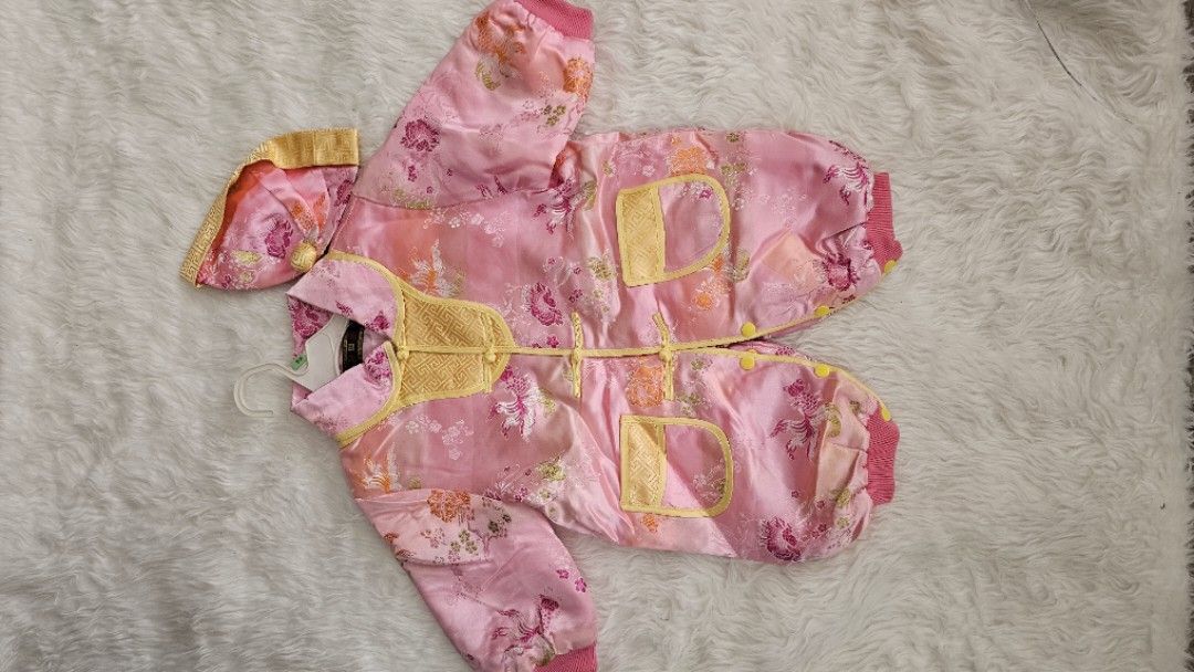Clothes （分類：嬰兒及小童流行時尚）位於 Hong Kong。 由 ayeahdyh38350 提交（商品編號 1343045307，圖片 3）。簡介： 中國童裝/粉紅/兒童尺寸M和L. 包括蓋子 chinese clothes for girls.Pink color and available in size M(can fit kids from 5 to 7months old) and L kids size.Can fit kids from 7 to 1year )。