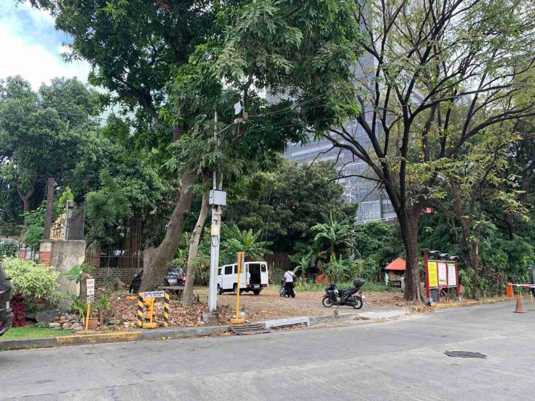 LOT IN VALLE VERDE 6 FOR SALE (Category: Lot) located in Manila. Submitted by mpbonto (Listing ID 1343127607, Image 1). Description: RESIDENTIAL LOT FOR SALE in VALLE VERDE 6, PASIG LOT AREA: 1,159 sqm Perimeter property, Corner Lot. Asking: 220K per sqm Call/text for inquiries: 0915-519-9212 0915-691-3153.