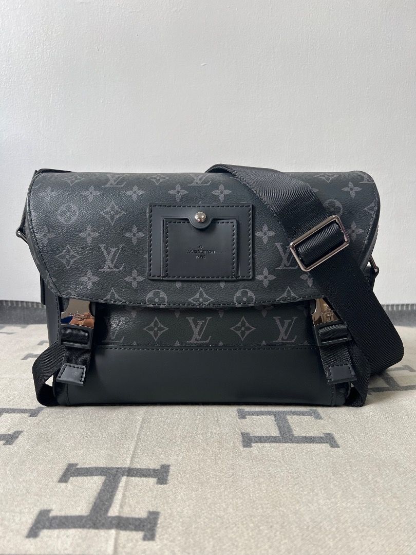 LV Voyager PM Monogram Eclipse Messenger Bag (Category: Luxury Bags & Wallets) located in Antipolo. Submitted by chanchimj (Listing ID 1330100451, Image 1). Description: Dimension: 22.5 x 11 x 33 cm Comes with dust bag Date code: AR1290 ✔️What you see is what you get ✔️ actual already posted. (No additional photos) ✔️ self authentication is advised. ✔️ Item not marked as sold means AVAILABLE. NO meet ups, NO COD, NO Reservation. Thank you! .