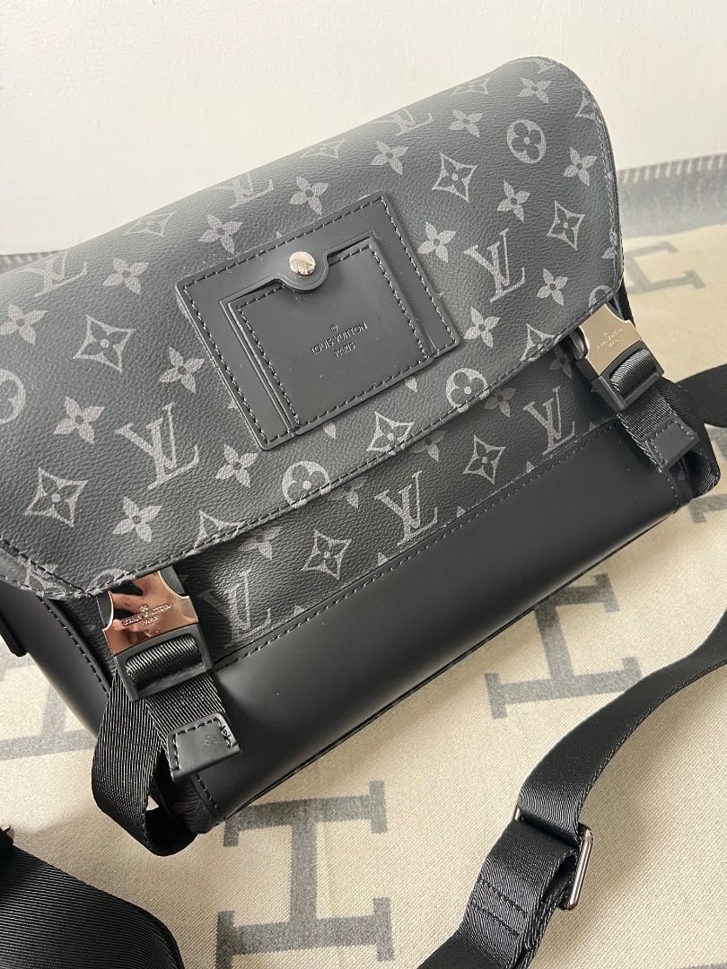 LV Voyager PM Monogram Eclipse Messenger Bag (Category: Luxury Bags & Wallets) located in Antipolo. Submitted by chanchimj (Listing ID 1330100451, Image 3). Description: Dimension: 22.5 x 11 x 33 cm Comes with dust bag Date code: AR1290 ✔️What you see is what you get ✔️ actual already posted. (No additional photos) ✔️ self authentication is advised. ✔️ Item not marked as sold means AVAILABLE. NO meet ups, NO COD, NO Reservation. Thank you! .