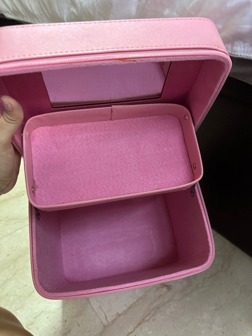 Makeup Box (Category: Everything Else) located in Singapore. Submitted by notecollector79 (Listing ID 1343076414, Image 3). Description: .