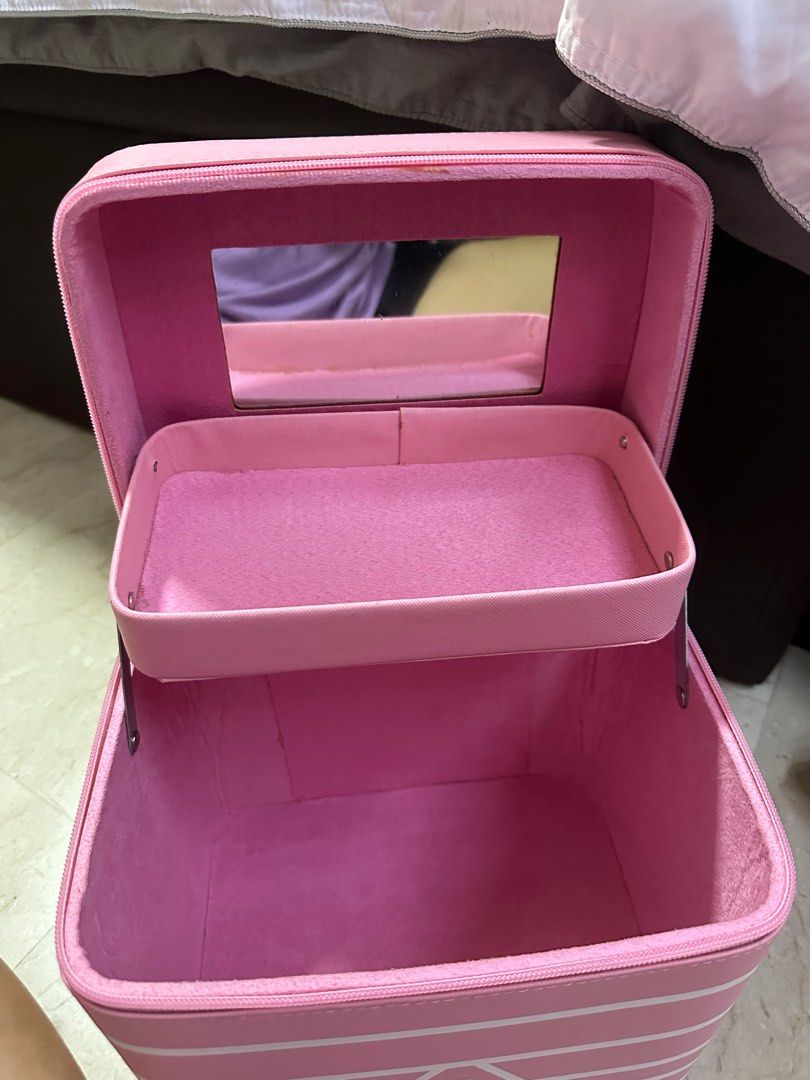 Makeup Box (Category: Everything Else) located in Singapore. Submitted by notecollector79 (Listing ID 1343076414, Image 2). Description: .