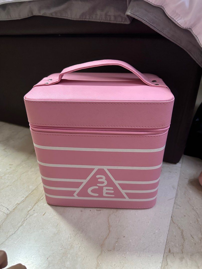 Makeup Box (Category: Everything Else) located in Singapore. Submitted by notecollector79 (Listing ID 1343076414, Image 1). Description: .