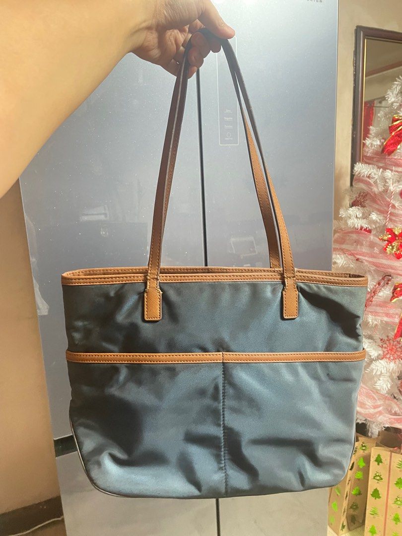 Michael Kors Kempton Medium Nylon Pocket Tote Bag- Navy (Category: Luxury Bags & Wallets) located in Quezon City. Submitted by kyasecollection (Listing ID 1343189873, Image 2). Description: Preloved Used twice 100% authentic money back guaranteed No issue No flaws Purchased from USA.