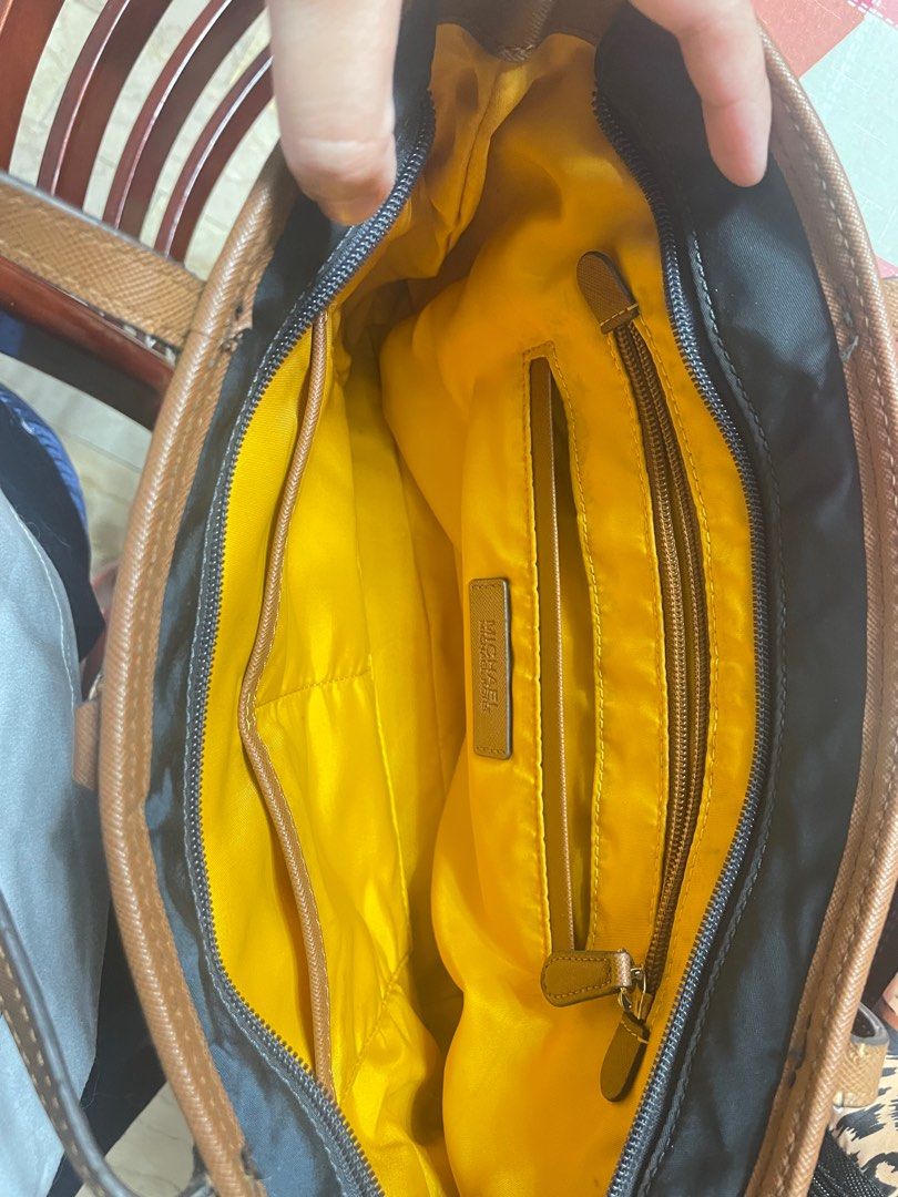 Michael Kors Kempton Medium Nylon Pocket Tote Bag- Navy (Category: Luxury Bags & Wallets) located in Quezon City. Submitted by kyasecollection (Listing ID 1343189873, Image 3). Description: Preloved Used twice 100% authentic money back guaranteed No issue No flaws Purchased from USA.