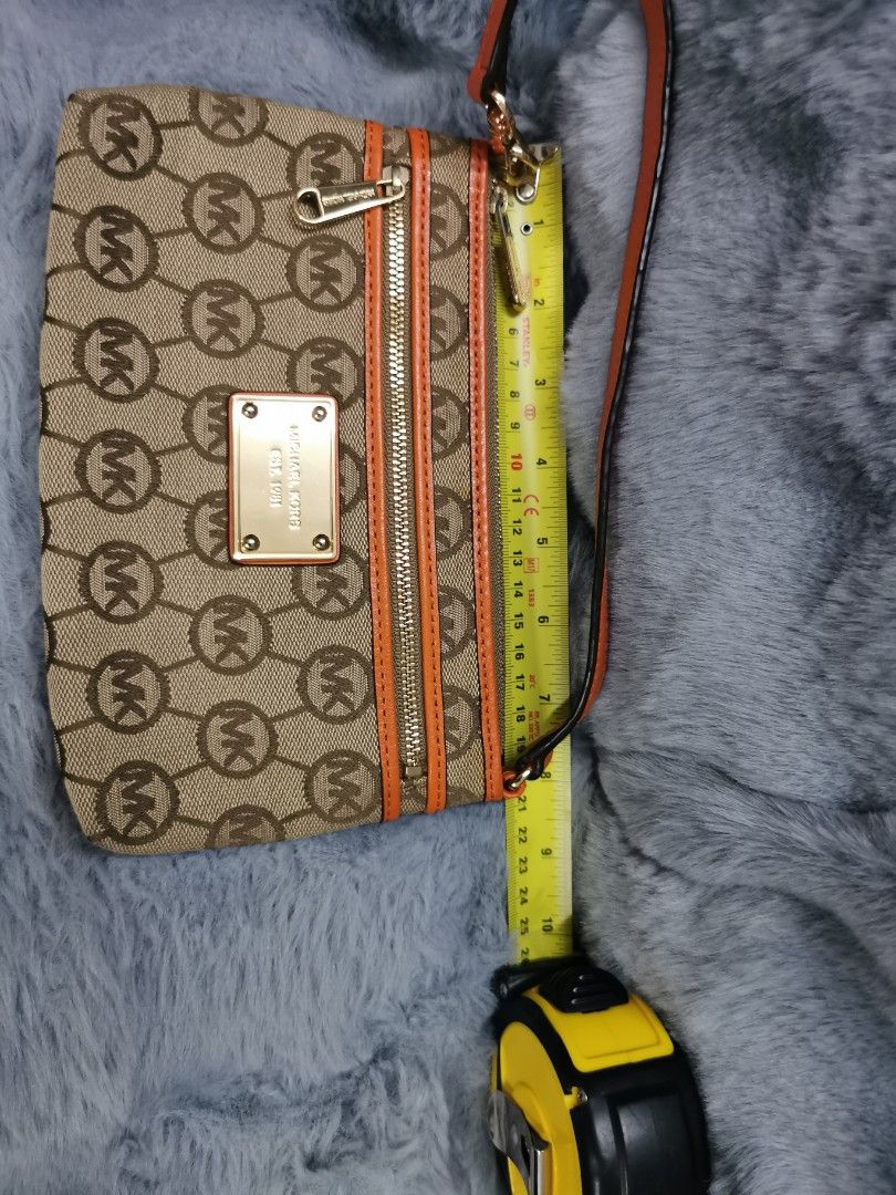 Micheal Kors (USED) (Category: Luxury Bags & Wallets) located in Makati City. Submitted by melissa12345 (Listing ID 1343152396, Image 2). Description: 👉Read me 1st 📍USED 📍Items on hand ❌ No COD 🏦 MOP bpi/bdo/GCash 📍No return no exchange 📍Payment 1st before delivery 💰Cashless transaction at this moment..