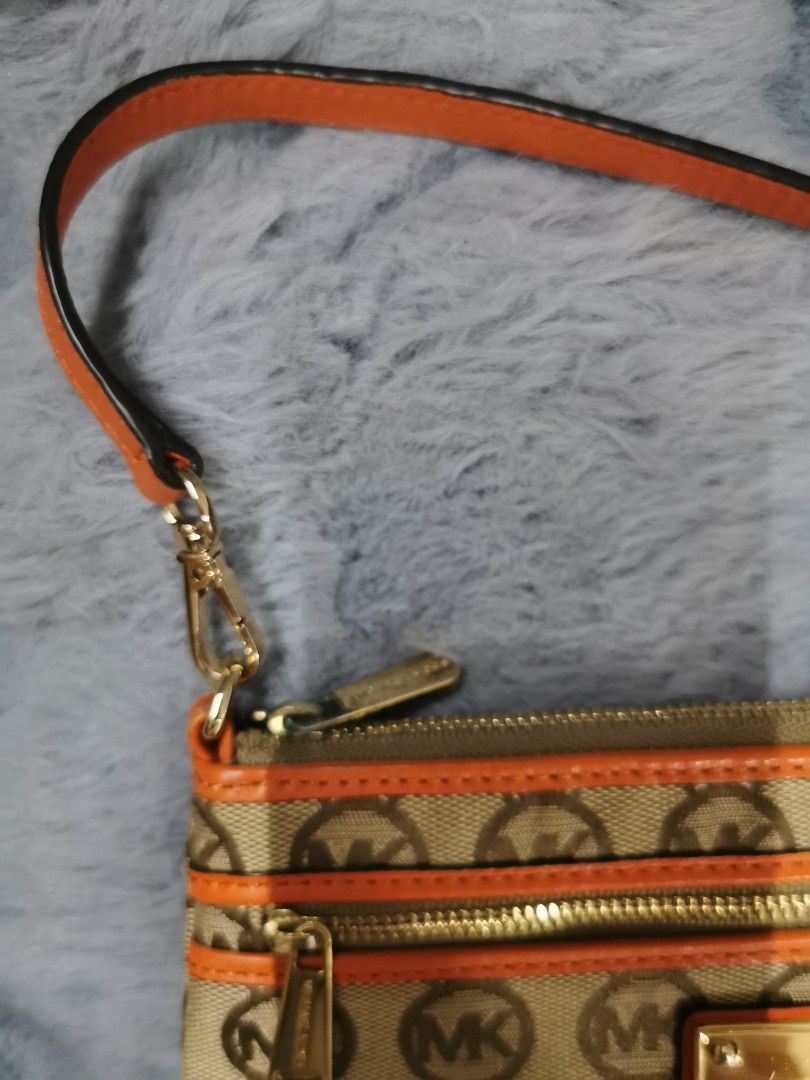 Micheal Kors (USED) (Category: Luxury Bags & Wallets) located in Makati City. Submitted by melissa12345 (Listing ID 1343152396, Image 3). Description: 👉Read me 1st 📍USED 📍Items on hand ❌ No COD 🏦 MOP bpi/bdo/GCash 📍No return no exchange 📍Payment 1st before delivery 💰Cashless transaction at this moment..