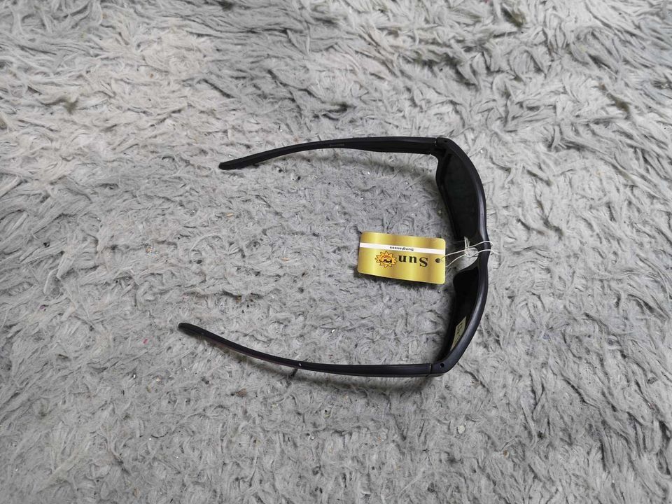 Polarized Lens Rectangular Sunglasses (Category: Sunglasses & Eyewear) located in Santa Cruz. Submitted by jmy_surplus.2 (Listing ID 1343206121, Image 2). Description: Size ; Color ; Black Type ; Sunglasses Brand ; No brand Material ; Plastic Style ; Black Polarized sunglasses LG 83 JMY 4.
