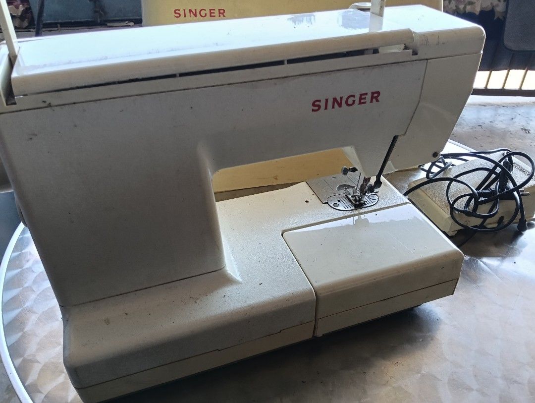 Singer Sewing Machine (Category: Other Home Appliances) located in Bedong. Submitted by zancxp (Listing ID 1343059949, Image 2). Description: Sebuah mesin jahit utk dijual beserta spare parts..