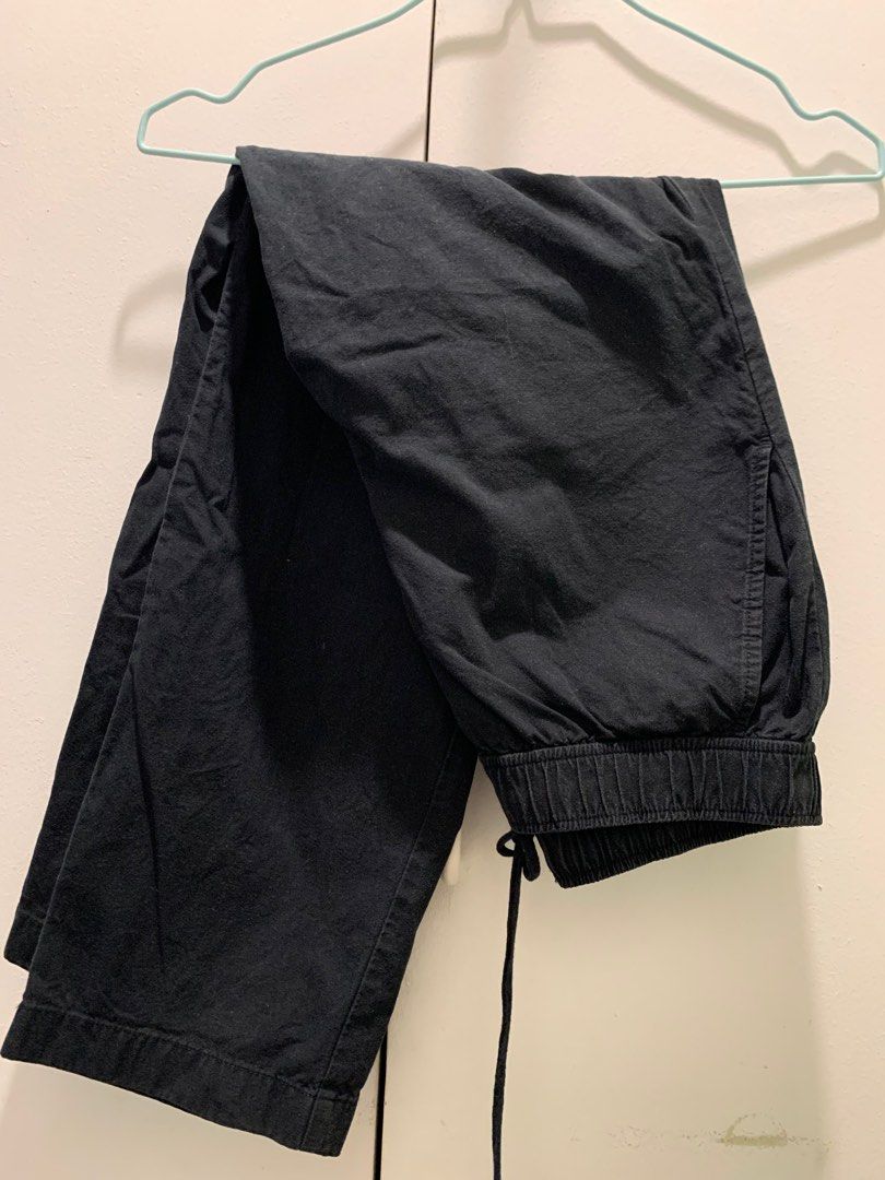 Uniqlo Relaxed Ankle Pants (Category: Jeans) located in Iloilo. Submitted by trixiaaa18 (Listing ID 1343072589, Image 2). Description: Size small and fits 24-26 inch waists. Has an adjustable tie and good as new. Message for inquiries .