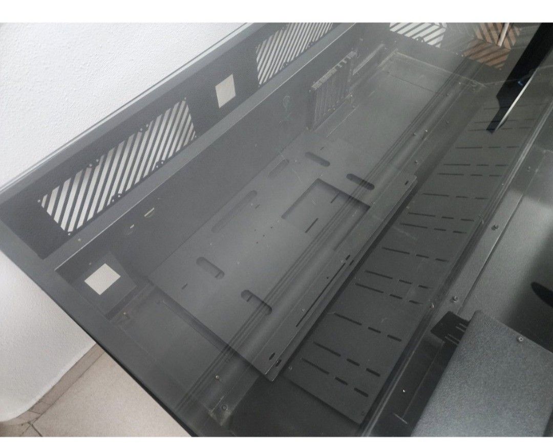 Vector Desk (Category: Desktops) located in Singapore. Submitted by izzy2910 (Listing ID 1343125049, Image 2). Description: Few scratches on glass. Still sturdy. Very rare..