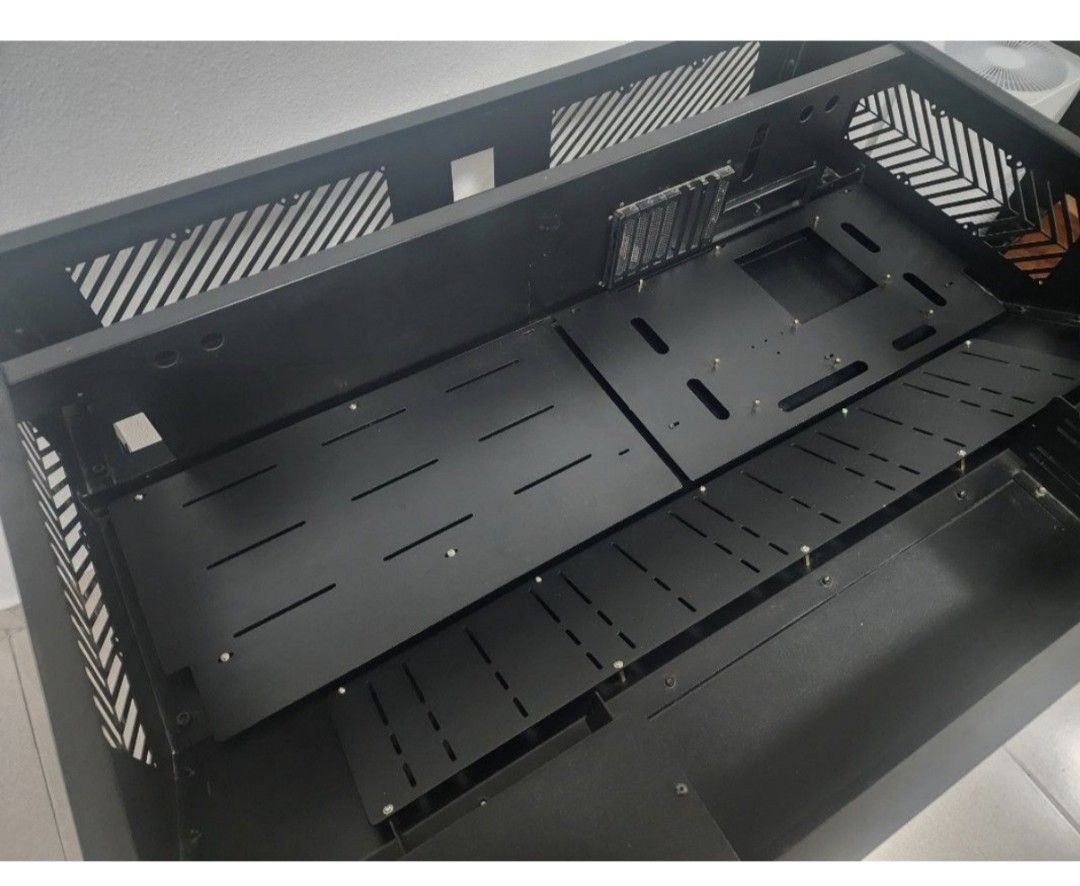 Vector Desk (Category: Desktops) located in Singapore. Submitted by izzy2910 (Listing ID 1343125049, Image 3). Description: Few scratches on glass. Still sturdy. Very rare..