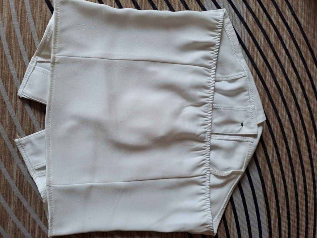 White top (Category: Others Tops) located in Baliuag. Submitted by same1693 (Listing ID 1343076648, Image 2). Description: Once lang sinuot kasya sa xs-small.