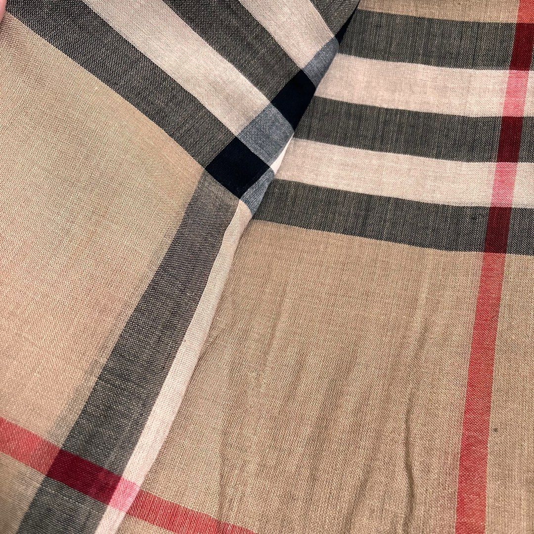 9 Burberry 37432321 70 x 220cm