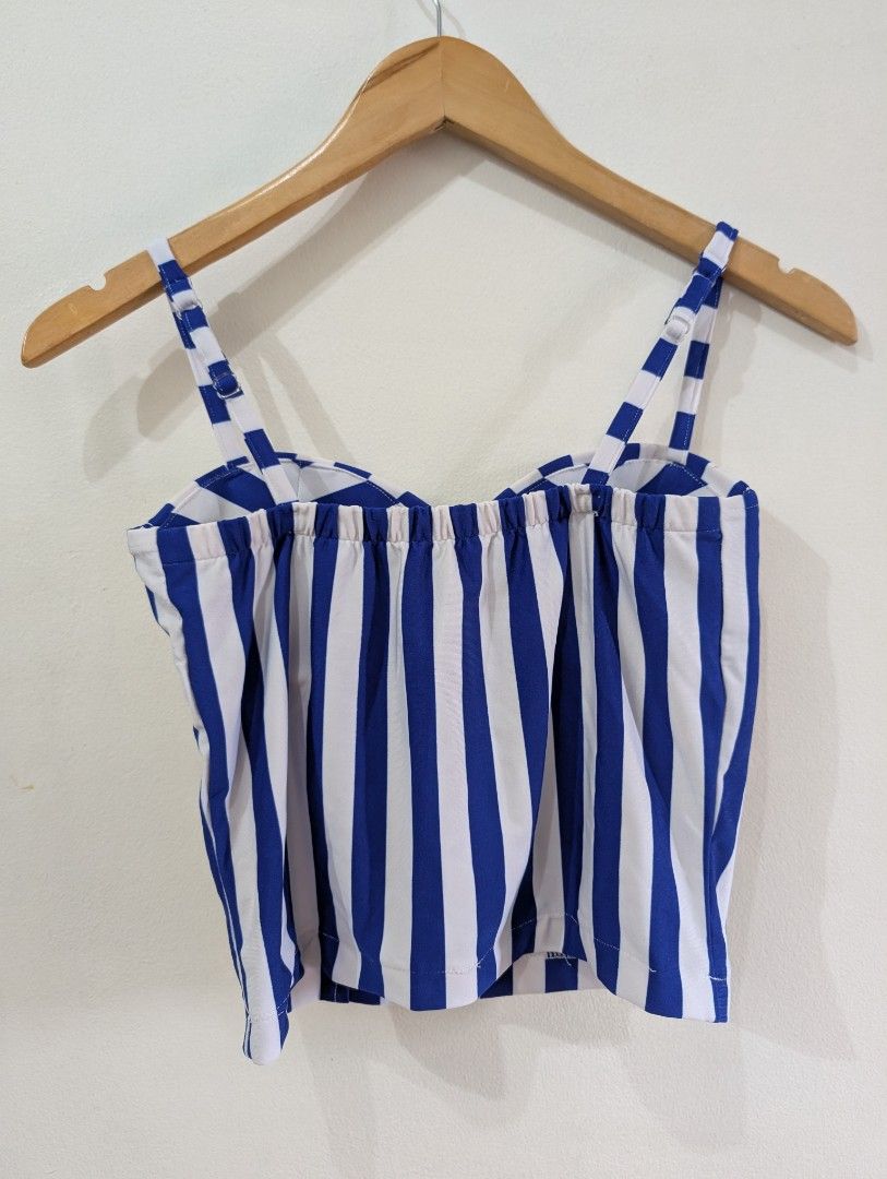 blue corset type swimsuit top (Category: Sleeveless) located in Pasig City. Submitted by dreambox112 (Listing ID 1343251988, Image 2). Description: Bought online. Very very nice when worn Chest: 14in Im a size 34A/B. I recommend it for someone bigger ng onti RFS: Doesn't fit me, mejo maluwag pang swim.