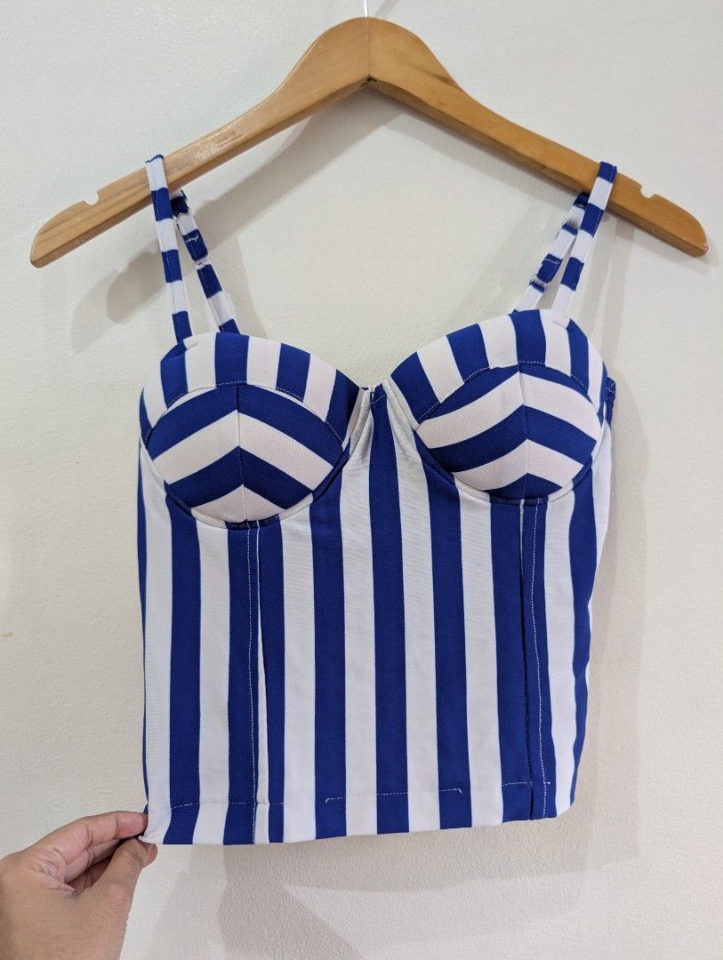 blue corset type swimsuit top (Category: Sleeveless) located in Pasig City. Submitted by dreambox112 (Listing ID 1343251988, Image 1). Description: Bought online. Very very nice when worn Chest: 14in Im a size 34A/B. I recommend it for someone bigger ng onti RFS: Doesn't fit me, mejo maluwag pang swim.