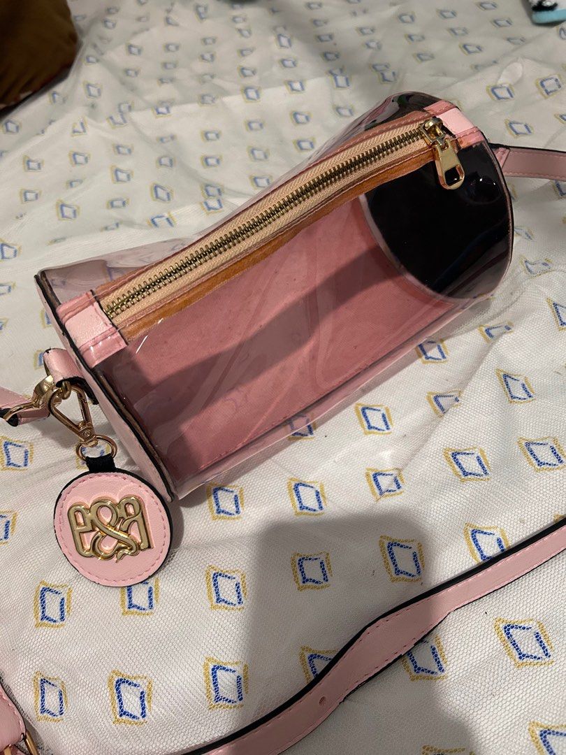 Eve and adam sling bag (Category: Luxury Bags & Wallets) located in Quezon City. Submitted by grai25 (Listing ID 1343363590, Image 2). Description: Twice ko lang ginamit sa Beach. *gold na gold pa mga bakal niya. For the aura 🌸 lakas makamanyaman na bag. Super pa girly bag, mapapalook sila sa bag pag suot mo .