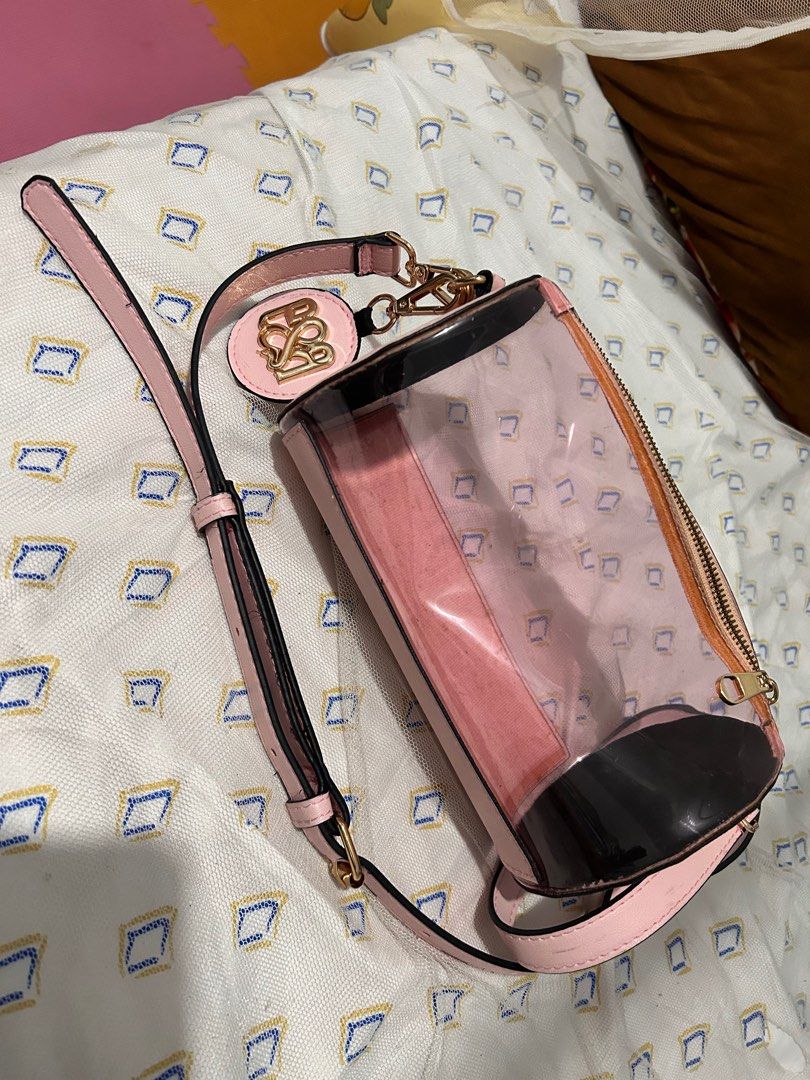 Eve and adam sling bag (Category: Luxury Bags & Wallets) located in Quezon City. Submitted by grai25 (Listing ID 1343363590, Image 1). Description: Twice ko lang ginamit sa Beach. *gold na gold pa mga bakal niya. For the aura 🌸 lakas makamanyaman na bag. Super pa girly bag, mapapalook sila sa bag pag suot mo .