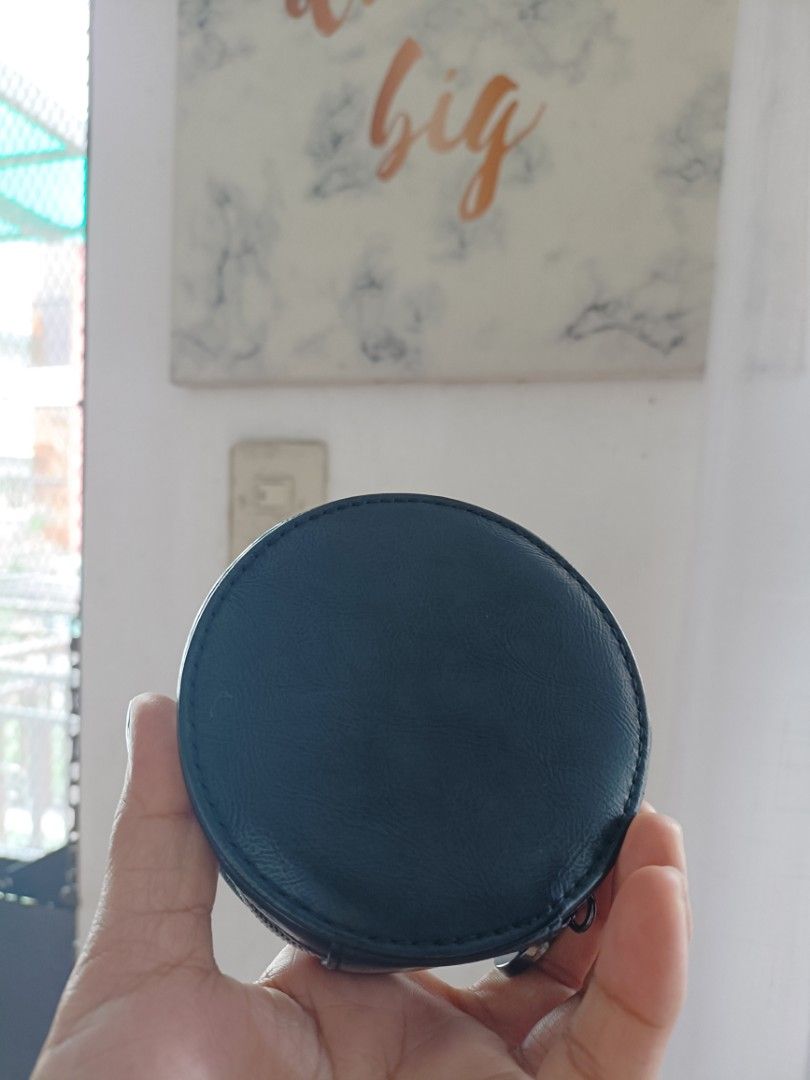 Og classic black coin purse (Category: Luxury Accessories) located in Manila. Submitted by anabelcuri60377 (Listing ID 1343274915, Image 2). Description: og mall pullout no box included pasig loc payment 1st.