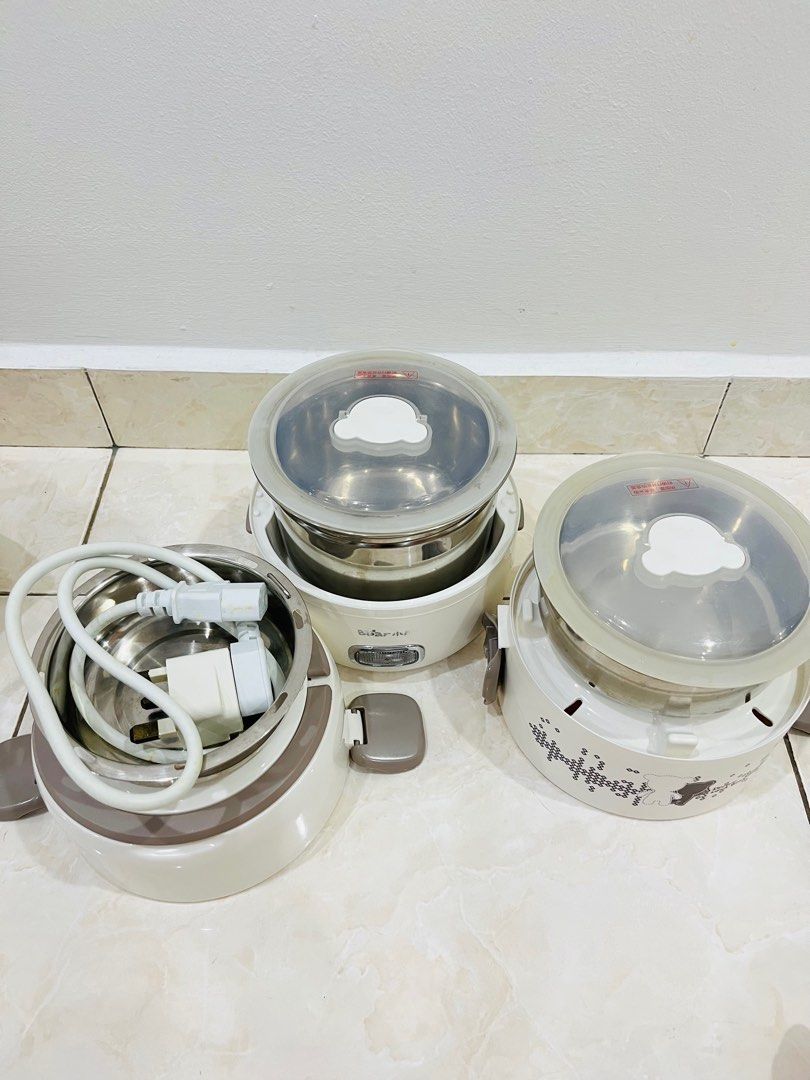 Portable steamer (Category: Cookers) located in Johor Bahru. Submitted by cofeewoon (Listing ID 1343313857, Image 2). Description: Condition: 8/10 All good. Function well 3 layers, can steam rice+vege+eggs all together. Suitable to bring to office or travels.