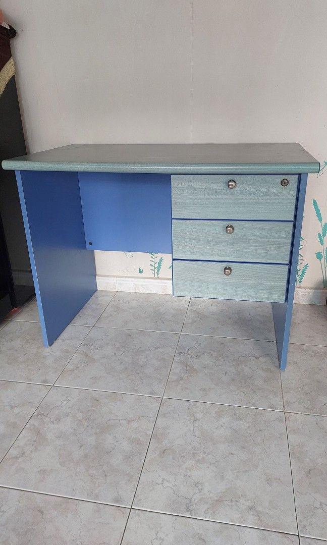 Study table (Category: Tables & Sets) located in Singapore. Submitted by edvinlim1968 (Listing ID 1343212376, Image 2). Description: solid and heavy study table. size: 100(L)x60(B)×75(H) col: light blue cash & self collection.
