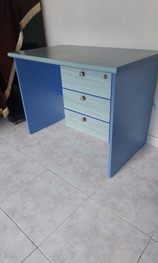 Study table (Category: Tables & Sets) located in Singapore. Submitted by edvinlim1968 (Listing ID 1343212376, Image 1). Description: solid and heavy study table. size: 100(L)x60(B)×75(H) col: light blue cash & self collection.