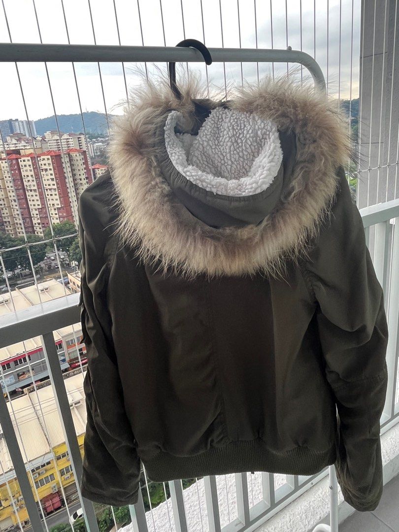 Winter coat/jacket (Category: Coats, Jackets and Outerwear) located in Kuala Lumpur. Submitted by maizatulshrh (Listing ID 1343235818, Image 2). Description: Like new! Wore once for Korea trip.