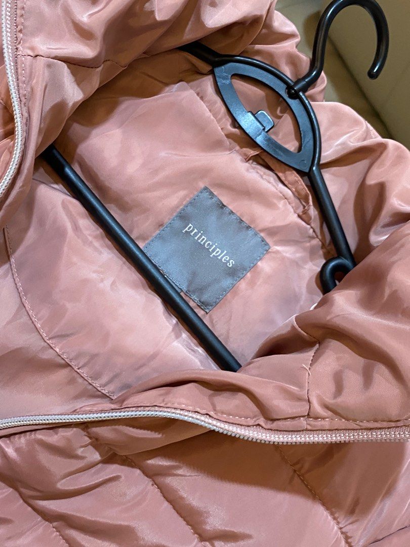 Winter Jacket (Category: Coats, Jackets and Outerwear) located in Singapore. Submitted by violet_flower (Listing ID 1343314434, Image 2). Description: Comes w a foldable hood.