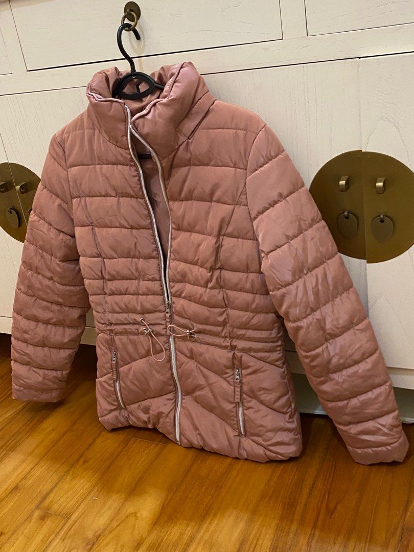 Winter Jacket (Category: Coats, Jackets and Outerwear) located in Singapore. Submitted by violet_flower (Listing ID 1343314434, Image 1). Description: Comes w a foldable hood.