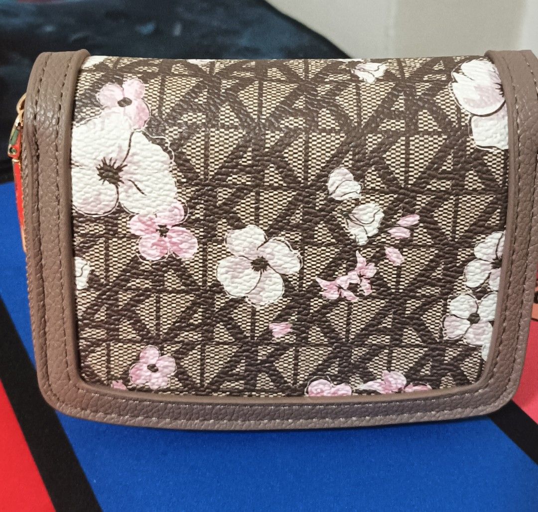 Anne Klein medium wallet (Category: Luxury Bags & Wallets) located in Taguig. Submitted by jennparal22181 (Listing ID 1343428099, Image 2). Description: almost new Anne Klein medium wallet with a zipper coin purse 6 card slot 4 open pocket bills pocket The buyer will pay the df.