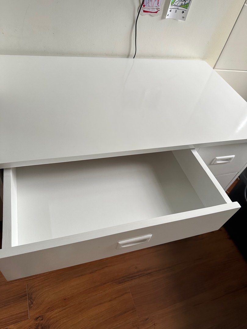 Desk with drawers (Category: Office Furniture & Fixtures) located in Muntinlupa City. Submitted by eksamano (Listing ID 1343388301, Image 2). Description: Made of mahogany wood. Duco finish. Very sturdy.it was made to order but too big for my daughters room. .