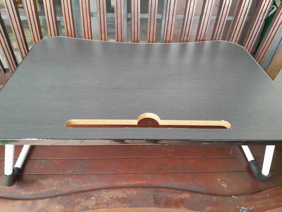 Foldable table (Category: Tables & Sets) located in Ampang. Submitted by maaria (Listing ID 1343434226, Image 1). Description: Foldable table. Preloved. Approx 23"×15"×10". COD Lotus Ampang Sat noon. Advance payment of rm5 bfr COD. Not for fussy buyers. (Helping a friend to sell)..