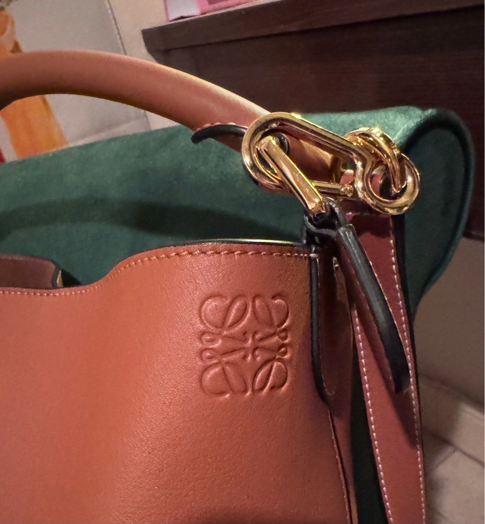 Loewe bucket cat pattern （分類：手袋及銀包）位於 Hong Kong。 由 prettykoomall 提交（商品編號 1343484921，圖片 2）。簡介： Loewe bucket with handle and long strip Brown leather 98% new With dust bag Size: H26cm x W26cm x 8 cm Serious buyer only 非誠勿擾 Selling at different groups 多groups 同步發售 🚛SF Collect Pay 順豐到付 💰Face Trade please pay $100 to avoid untrustworthy customer 如面交須付$100訂以防飛機客人, 只限灣仔地鐵站D出口。