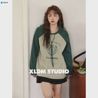 小儷自製大碼女裝美式復古印花插肩袖黑綠拼色長袖連帽衛衣胖mm秋64247024159490110