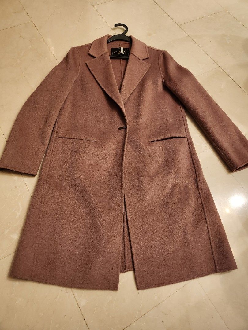 Winter jacket (Category: Coats, Jackets and Outerwear) located in Singapore. Submitted by snowfy (Listing ID 1343509621, Image 2). Description: very comfy material, light and comfortable. suitable for winter.