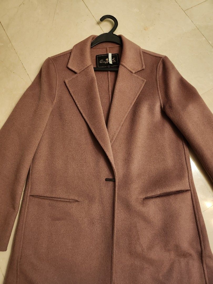 Winter jacket (Category: Coats, Jackets and Outerwear) located in Singapore. Submitted by snowfy (Listing ID 1343509621, Image 1). Description: very comfy material, light and comfortable. suitable for winter.